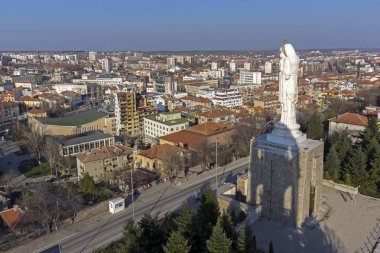 : Haskovo, Bulgaria - 15 Mart 2014: En büyük anıt, Meryem dünya ve panorama City Haskovo, Bulgaria