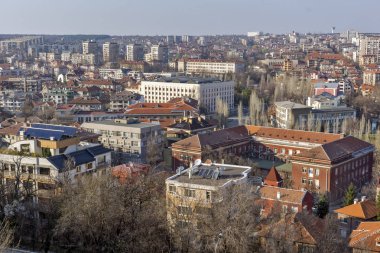: Haskovo, Bulgaria - 15 Mart 2014: panoramik şehir Haskovo - Meryem anıt, Bulgaristan Amazing