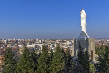 : Haskovo, Bulgaria - 15 Mart 2014: En büyük anıt, Meryem dünya ve panorama City Haskovo, Bulgaria
