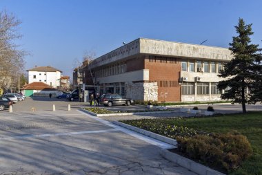 : Haskovo, Bulgaria - 15 Mart 2014: panoramik şehir Haskovo - Meryem anıt, Bulgaristan Amazing