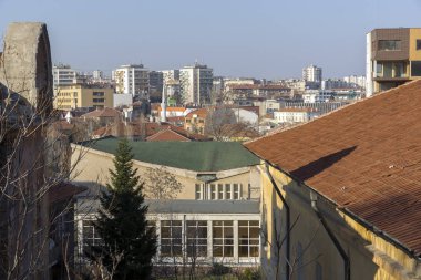 : Haskovo, Bulgaria - 15 Mart 2014: panoramik şehir Haskovo - Meryem anıt, Bulgaristan Amazing