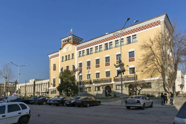 : Haskovo, Bulgaria - 15 Mart 2014: Binası, Belediye Binası şehir: Haskovo, Bulgaria ortasına