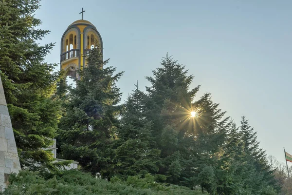 Haskovo Bulgarien Mars 2014 Kyrkans Klocktorn Nära Monument Jungfru Maria — Stockfoto