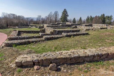 Ortaçağ kalesinin Krakra ilk Bulgar İmparatorluğu döneminde Bulgaristan Pernik şehri yakınlarında kalıntıları