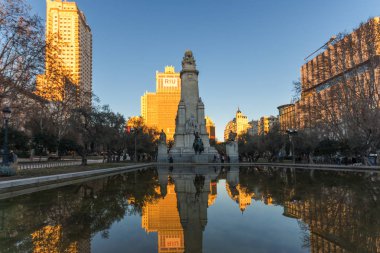 Madrid, İspanya - 21 Ocak 2018: Gün batımı görünümü anıtın Cervantes, Don Kişot ve Sancho Panza İspanya Meydanı Madrid şehir, İspanya