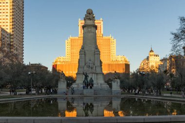 Madrid, İspanya - 21 Ocak 2018: Gün batımı görünümü anıtın Cervantes, Don Kişot ve Sancho Panza İspanya Meydanı Madrid şehir, İspanya