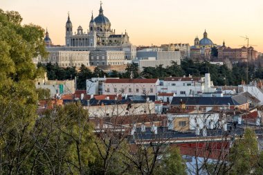 Madrid, İspanya - 21 Ocak 2018: Sunset görünümünü Kraliyet Sarayı ve Almudena Katedrali şehir Madrid, İspanya