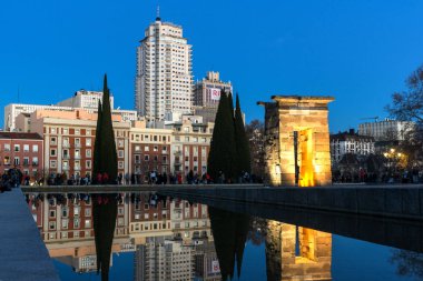 Madrid, İspanya - 21 Ocak 2018: Gün batımı görünümü Debod Tapınağı şehir Madrid, İspanya