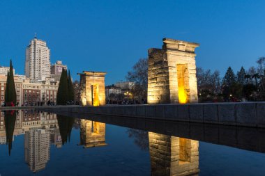 Madrid, İspanya - 21 Ocak 2018: Gün batımı görünümü Debod Tapınağı şehir Madrid, İspanya