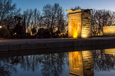 Madrid, İspanya - 21 Ocak 2018: Gün batımı görünümü Debod Tapınağı şehir Madrid, İspanya