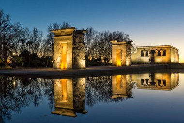 Madrid, İspanya - 21 Ocak 2018: Gün batımı görünümü Debod Tapınağı şehir Madrid, İspanya