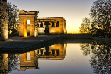 Madrid, İspanya - 21 Ocak 2018: Gün batımı görünümü Debod Tapınağı şehir Madrid, İspanya