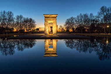 Madrid, İspanya - 21 Ocak 2018: Gün batımı görünümü Debod Tapınağı şehir Madrid, İspanya