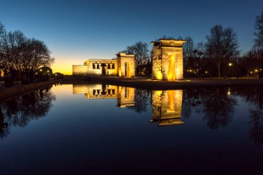 Madrid, İspanya - 21 Ocak 2018: Gün batımı görünümü Debod Tapınağı şehir Madrid, İspanya