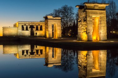 Madrid, İspanya - 21 Ocak 2018: Gün batımı görünümü Debod Tapınağı şehir Madrid, İspanya