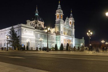 Madrid, İspanya - 21 Ocak 2018: Gece fotoğraf Almudena Katedrali şehir Madrid, İspanya