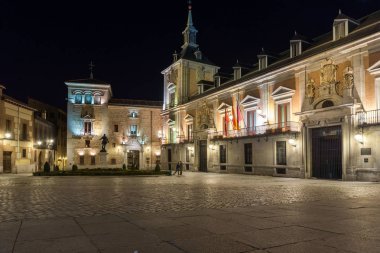 Madrid, İspanya - 21 Ocak 2018: Gece fotoğraf Plaza de la Villa şehir Madrid, İspanya