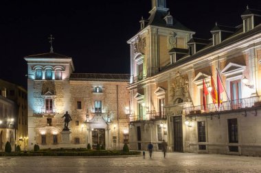 Madrid, İspanya - 21 Ocak 2018: Gece fotoğraf Plaza de la Villa şehir Madrid, İspanya