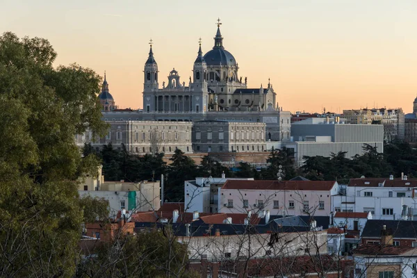 Madrid, İspanya - 21 Ocak 2018: Sunset görünümünü Kraliyet Sarayı ve Almudena Katedrali şehir Madrid, İspanya