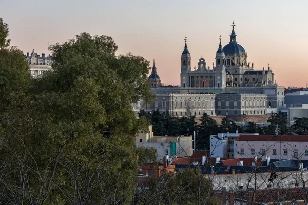 Madrid Hiszpania Stycznia 2018 Zachód Słońca Widok Pałac Królewski Katedra — Zdjęcie stockowe