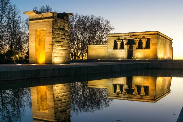 Madrid, İspanya - 21 Ocak 2018: Gün batımı görünümü Debod Tapınağı şehir Madrid, İspanya