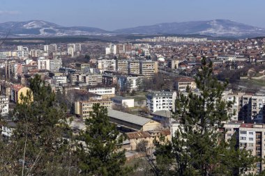 Pernik, Bulgaristan - 12 Mart 2014: Panoramik şehir Pernik, Bulgaristan