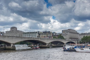 Londra, İngiltere - 15 Haziran 2016: Waterloo Köprüsü ve Thames Nehri, Londra, İngiltere, Birleşik Krallık