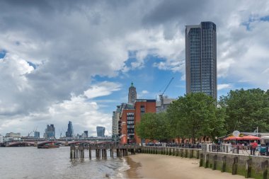 Londra - 15 Haziran 2016: Thames Nehri ve Londra, İngiltere panoramik manzaralı