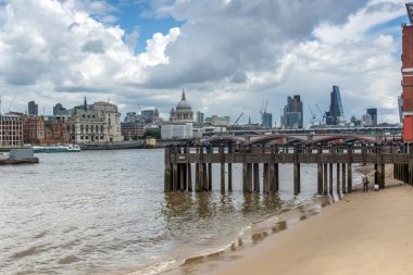Londra - 15 Haziran 2016: Thames Nehri ve Londra, İngiltere panoramik manzaralı