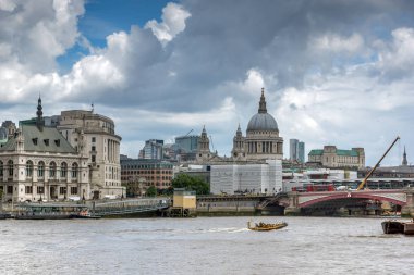 Londra - 15 Haziran 2016: Thames Nehri ve Londra, İngiltere panoramik manzaralı