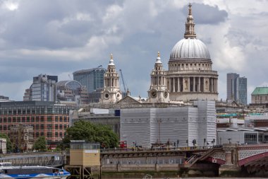 Londra - 15 Haziran 2016: Thames Nehri ve Londra, İngiltere panoramik manzaralı