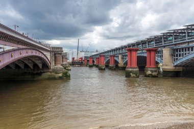 Londra - 15 Haziran 2016: Thames Nehri ve Londra, İngiltere panoramik manzaralı