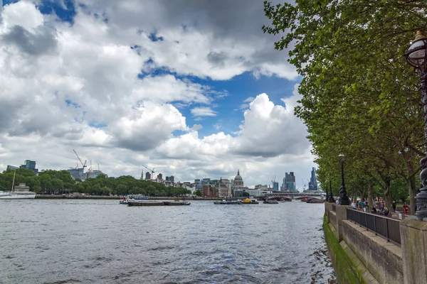 Londra - 15 Haziran 2016: Thames Nehri ve Londra, İngiltere panoramik manzaralı