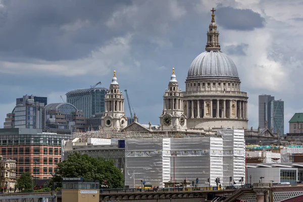 Londra - 15 Haziran 2016: Thames Nehri ve Londra, İngiltere panoramik manzaralı