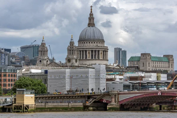 Londra - 15 Haziran 2016: Thames Nehri ve Londra, İngiltere panoramik manzaralı