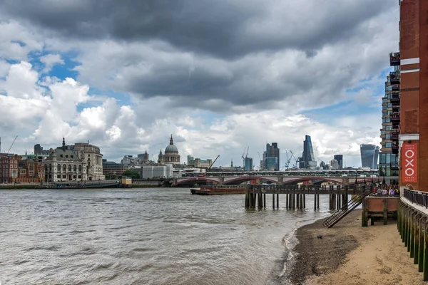Londra - 15 Haziran 2016: Thames Nehri ve Londra, İngiltere panoramik manzaralı