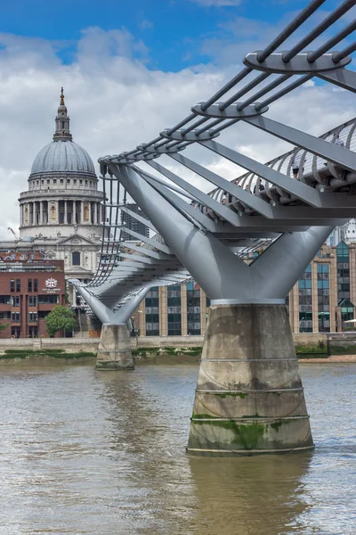 London England June 2016 Paul Cathedral Millennium Bridge London England — Stock Photo, Image