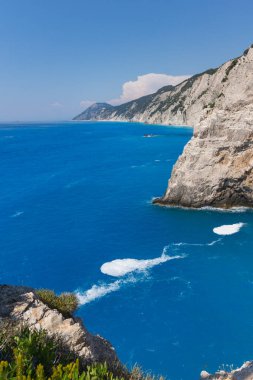 Porto Katsiki Beach, Lefkada, Yunanistan Ionian Islands yakınındaki taşlarla deniz manzarası