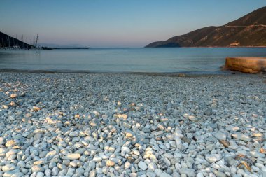 Vasiliki Köyü, Lefkada, Ionian Islands, Yunanistan kumsalda gün batımı görünümü