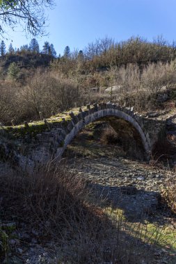 Manzara kaptanları Arkoudas Köprüsü, Pindus Dağları, Zagori, Epirus, Yunanistan'ın şaşırtıcı
