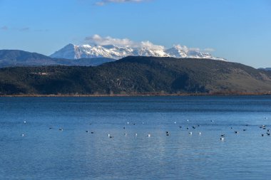 İnanılmaz Lake Pamvotida panoramik manzara ve Pindus dağdan Yanya şehir, Epirus, Yunanistan