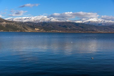 İnanılmaz Lake Pamvotida panoramik manzara ve Pindus dağdan Yanya şehir, Epirus, Yunanistan