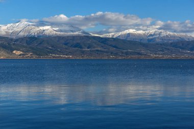 İnanılmaz Lake Pamvotida panoramik manzara ve Pindus dağdan Yanya şehir, Epirus, Yunanistan