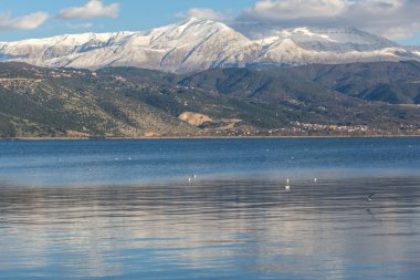 İnanılmaz Lake Pamvotida panoramik manzara ve Pindus dağdan Yanya şehir, Epirus, Yunanistan