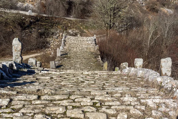 Plakidas 条与布莱德山 Zagori 希腊的惊人景观 — 图库照片