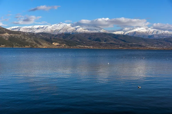 İnanılmaz Lake Pamvotida panoramik manzara ve Pindus dağdan Yanya şehir, Epirus, Yunanistan