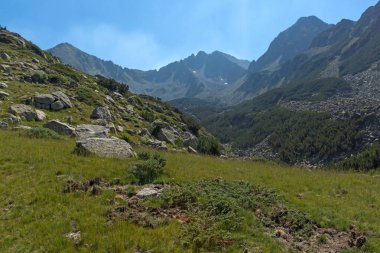Manzara Begovitsa Nehri Vadisi, Yalovarnika ve diş Peaks, Pirin Dağı, Bulgaristan