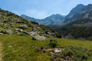 Manzara Begovitsa Nehri Vadisi, Yalovarnika ve diş Peaks, Pirin Dağı, Bulgaristan