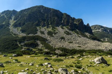 Manzara Begovitsa Nehri Vadisi, Yalovarnika ve diş Peaks, Pirin Dağı, Bulgaristan
