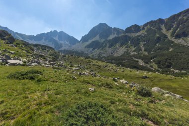 Manzara Begovitsa Nehri Vadisi ve diş zirve, Pirin Dağı, Bulgaristan